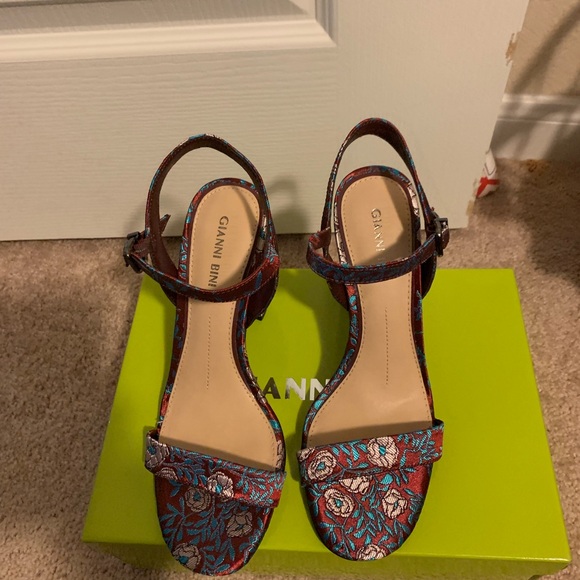 Tapestry print sandals, never been worn 4 inch block heel - Picture 2 of 3